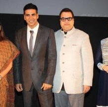 Maneka Gandhi,  Akshay Kumar,  Ramesh Taurani & Tamannaah at the Delhi premiere of Entertainment.